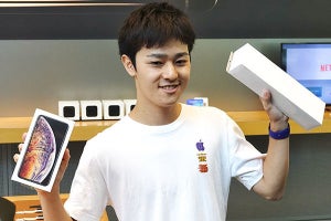 iPhone XS/XS Max販売開始、雨の表参道には250人もの行列