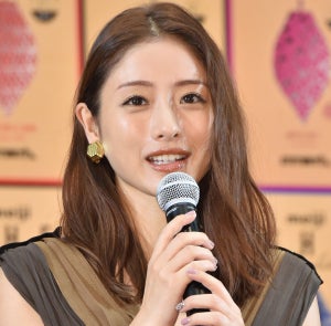 石原さとみ、チョコレートをイメージしたドレスで"美背中"披露