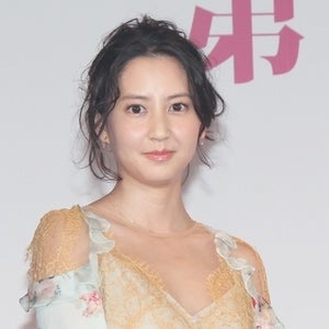 河北麻友子、胸元セクシードレスで“ミス美しい20代”にエール