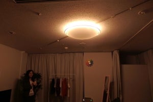 日立のLEDシーリングライト、深いオレンジの明かりで「リラックス」