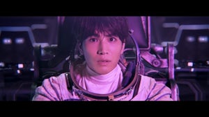 岩田剛典「夢が叶った!」念願の宇宙服で生き生き