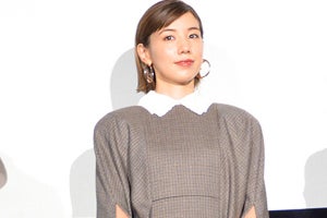 仲里依紗、膝上ミニで美脚スラリ! 夫・中尾明慶とのシンクロ率に観客驚き