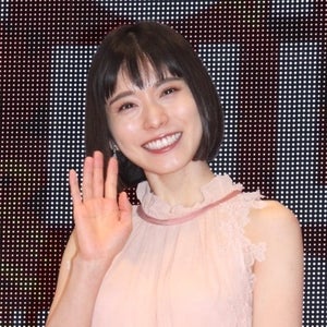 松岡茉優、ロングドレスで笑顔!「東京国際映画祭」華やかに開幕