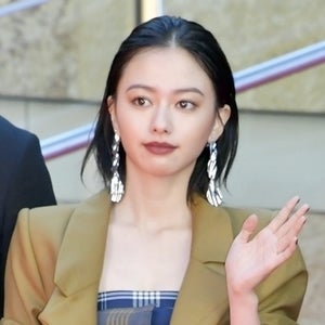 山本舞香、大胆スリットで美脚披露! 共演俳優のエスコートに照れ笑い