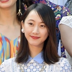 松井玲奈、レッドカーペットは「ほんとに赤かった」 花柄ワンピで登場