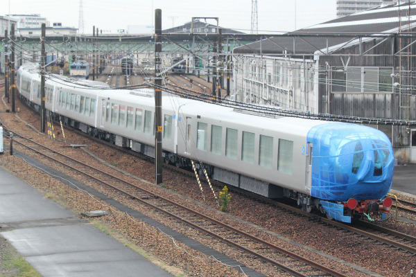 西武鉄道の新型特急車両、ついに姿現す - 東海道本線を東京方面へ