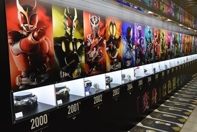 「仮面ライダー」大人の変身ベルトが新宿に登場、歴代ライダー足跡デザインに注目