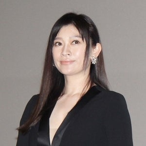 篠原涼子、胸元開いたセクシー衣装で魅了! 自身は西島秀俊に熱視線