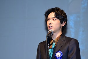 吉沢亮、初の映画賞に「頑張ってよかった」 吉村界人と熱いハグ