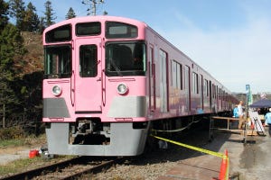 西武鉄道ピンク色9000系も! 「ちちぶ車両基地酒場」酒と食を楽しむ