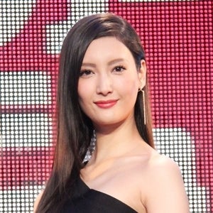 菜々緒、肩出しミニドレスで美脚披露! 悪役への葛藤も告白