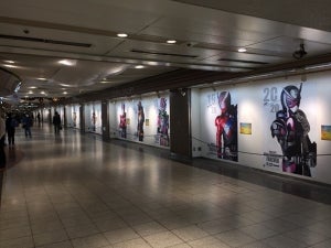 平成仮面ライダー20人の特大パネルが名古屋栄セントラルパークの全長50m壁面にズラリ勢揃い