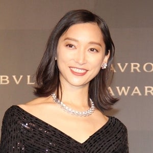 杏、大胆スリットで美脚披露! “地球からの贈り物”ジュエリーもキラリ