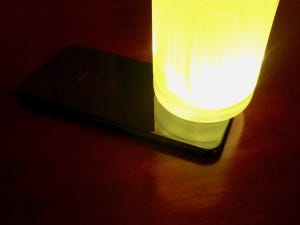 iPhoneのロック画面にある「懐中電灯」、なんの役に立つの? - いまさら聞けないiPhoneのなぜ