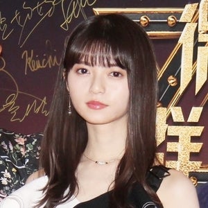 乃木坂46齋藤飛鳥、背中＆肩出しドレスで美貌放つ