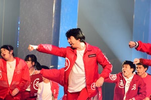 三四郎・相田、センターで歌＆ダンス披露! 10代に混じり50時間練習