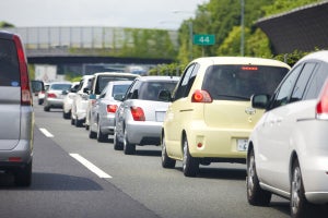 子どもを乗せて車で長距離移動! トイレ以外にも予期せぬトラブルが……