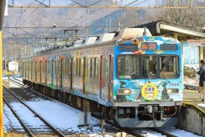 秩父鉄道「節分豆まきトレイン」ホームに登場する鬼を豆まきで退治