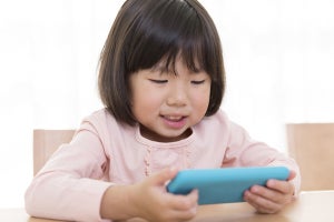 スマホを使用した育児が子どもに与える影響を小児科医が解説