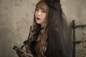 黒崎真音、2週連続リリースのシングル「ROAR」「幻想の輪舞」のアー写公開