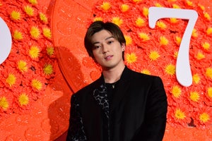 新田真剣佑、初対面の人にはハグ! 高杉真宙に提案＆北村匠海との思い出語る