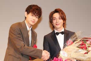 菅田将暉、先輩･中村倫也のお祝いでサプライズ登場! 2ショットに会場沸く