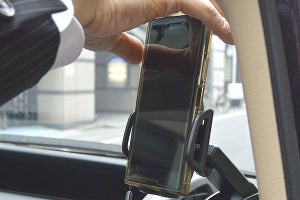 スマホを置けば自動で固定、サンコーがクルマ用ホルダー