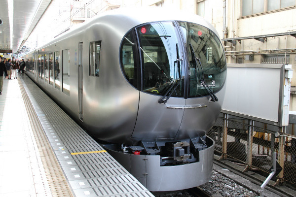 西武鉄道001系「ラビュー」新型特急車両に試乗、優雅な走り味わう