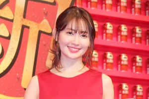 小嶋陽菜、ノースリーブドレスで肌見せ! お酒は“飲み飽きない”が重要