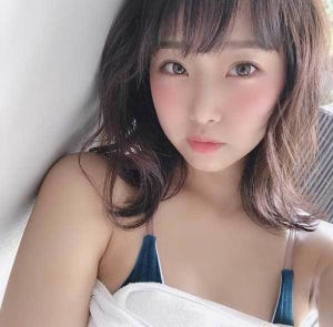 NMB48加藤夕夏、水着グラビアのオフショット公開に「タオルがジャマ」