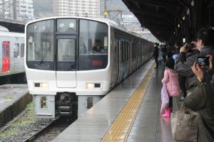 JR九州811系「わたせせいぞうラッピングトレイン」門司港駅を発車