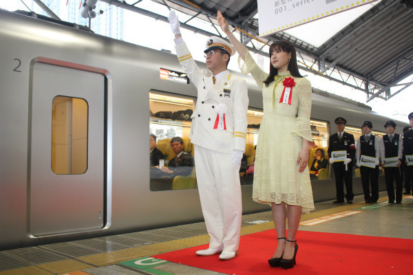 西武鉄道001系「ラビュー」デビュー - 土屋太鳳の出発合図で発車