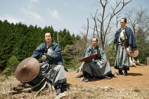 松坂桃李・柄本佑・杉野遥亮が三者三様の構え…『居眠り磐音』場面写真