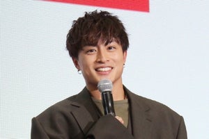 白濱亜嵐、作家役で“谷間”隠し! タンクトップ衣装で胸筋あふれ出て…