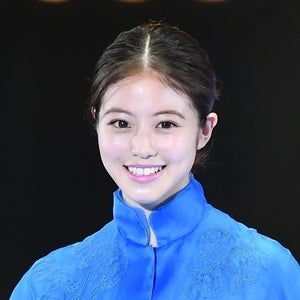 今田美桜、ランウェイで美貌輝く! スリットから美脚もチラリ