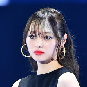 乃木坂46梅澤美波、ミニワンピで圧巻美脚を披露