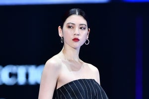 三吉彩花、美背中＆デコルテあらわなベアトップワンピで魅了