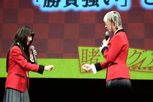 浜辺美波、池田エライザとじゃんけん対決! 勝負強さに定評も結果は…