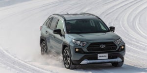 トヨタの新型「RAV4」に雪上試乗! “三車三様”の四輪駆動システムを体感