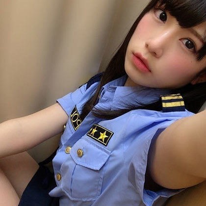 村上りいな、警察官コスプレで自撮り披露に「職質うけたい」「お縄につきます」