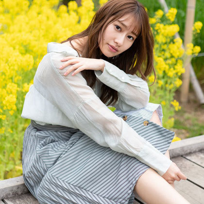 乃木坂46桜井玲香、春らしいスカート姿で美脚ちらりな”未掲載”グラビアカットが公開