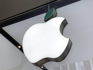 Apple、アースデイを前に一部のApple Storeのロゴをグリーンに変更