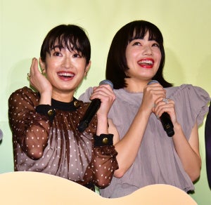 小松菜奈と門脇麦がギター担いで渋谷の街を闊歩「音楽は楽しむもの」