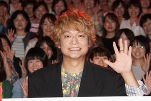 香取慎吾、個展にサプライズ登場! 来場者10万人突破に「信じられない」