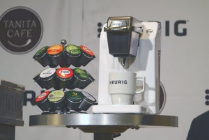 カプセル式コーヒーマシンKEURIG、人気6ブランドとコラボ