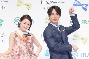 中川大志、さわやかデニムスーツでランウェイ! おちゃめな馬ポーズも