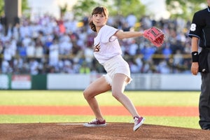 奥山かずさ、美脚全開ショーパン姿で初始球式! ストライク投球で沸かす