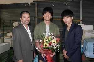 唐沢寿明、新ドラマ現場で56歳のサプライズ誕生日　木村祐一共演