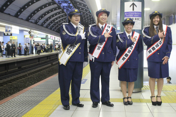 京成船橋駅で痴漢撲滅イベント、長与千種＆マーベラス3選手が登壇