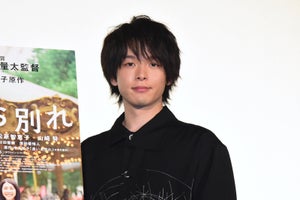 中村倫也、パーティーで1人「膝抱えてた」 監督にエスコートされ退場